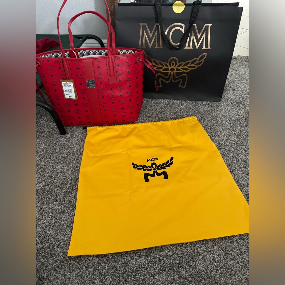 MCM MEDIUM Reversible Liz Shopper tote bag Red & matching clutch